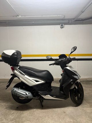 Moto Scooter 125cc Blanca y Negra