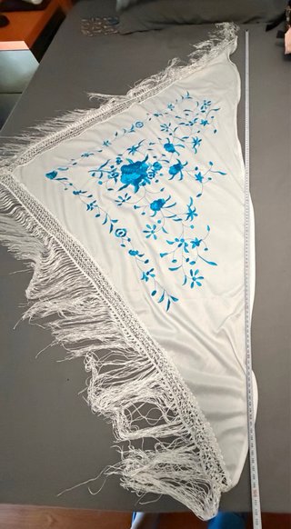 Mantón blanco con bordado azul