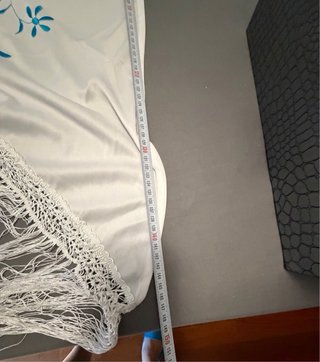 Mantón blanco con bordado azul
