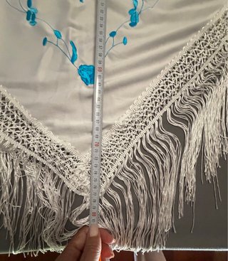Mantón blanco con bordado azul