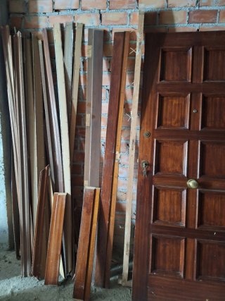 Puerta de entrada de madera