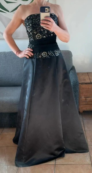 Vestido de fiesta negro con pedrería