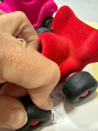 2 coches blandos de juguete