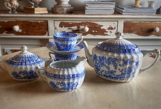 Conjunto de porcelana azul y blanco