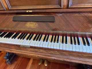 Piano de pared Erard madera