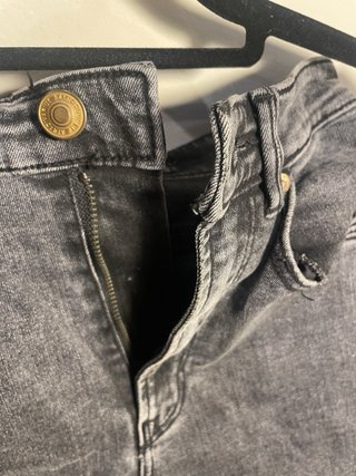 Pantalón vaquero negro desgastado