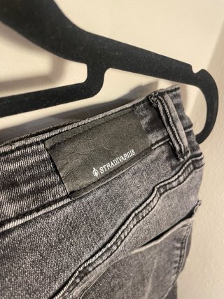 Pantalón vaquero negro desgastado