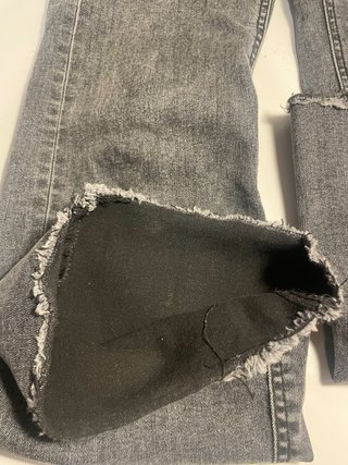Pantalón vaquero negro desgastado