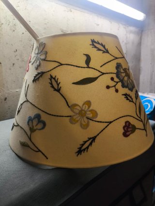 Pantalla lámpara bordada flores