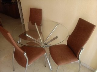 Mesa cristal redonda con 4 sillas tapizadas