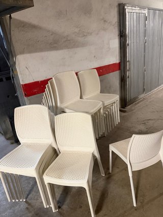 Sillas de plástico estilo ratán (blancas) a 10€ ud