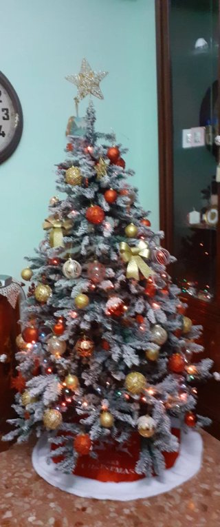 Albero di Natale innevato