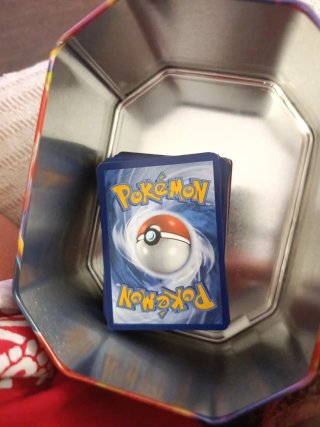 Caja metálica Pokémon con 59 cromos