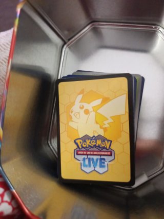 Caja metálica Pokémon con 59 cromos