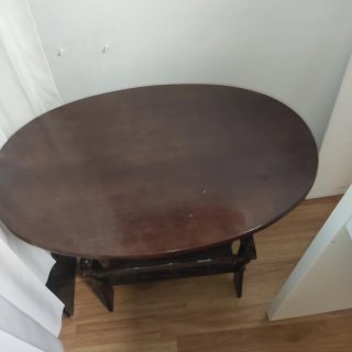 Mesa auxiliar de madera con revistero
