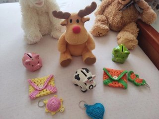 Lote peluches, huchas y cositas de ganchillo