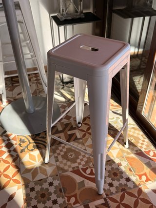 Mesa alta y 4 taburetes blancos