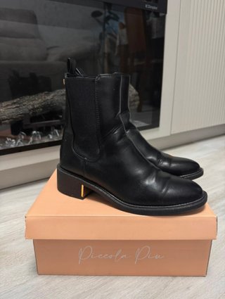 Botines negros con tacón dorado