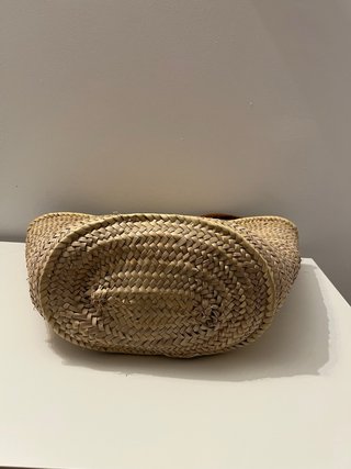 Cesta de mimbre con asas de cuero