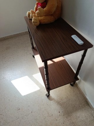 Mesa auxiliar con ruedas