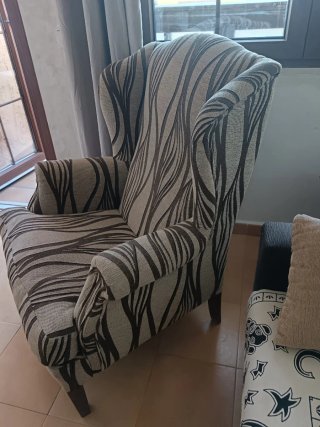 Butaca orejera tela beige y marrón