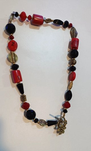 Collar corto cuentas rojas y negras