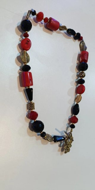 Collar corto cuentas rojas y negras