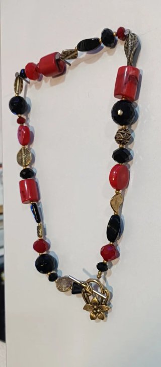 Collar corto cuentas rojas y negras