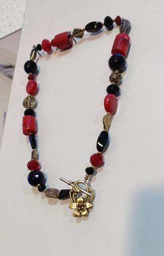 Collar corto cuentas rojas y negras