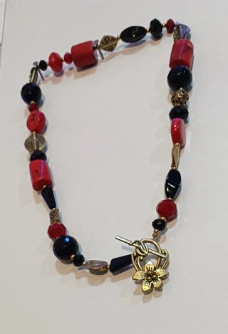 Collar corto cuentas rojas y negras