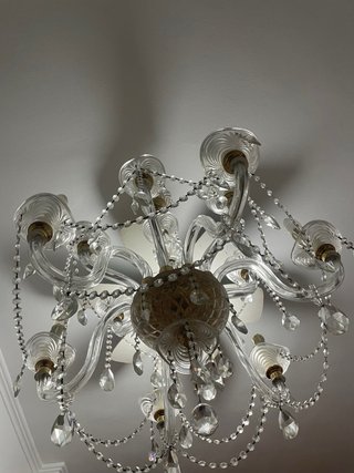 Lámpara de araña de cristal y metal