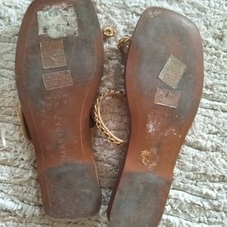 Sandalias planas doradas con cadena