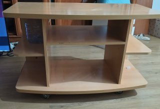Mesa auxiliar de madera con ruedas