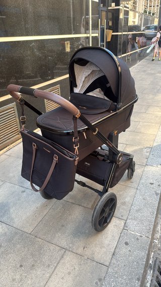 Carrito de bebé negro con bolso