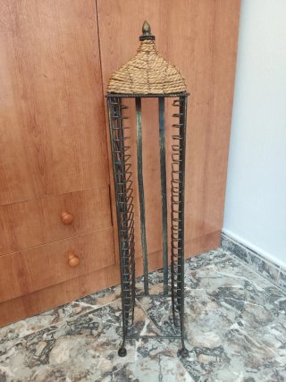 Revistero/CD metálico con tapa tejida