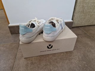 Zapatillas Victoria grises y blancas