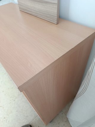 Cómoda de madera con cajones y ruedas silenciosas