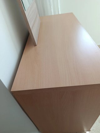 Cómoda de madera con cajones y ruedas silenciosas