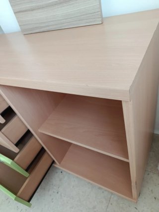 Cómoda de madera con cajones y ruedas silenciosas