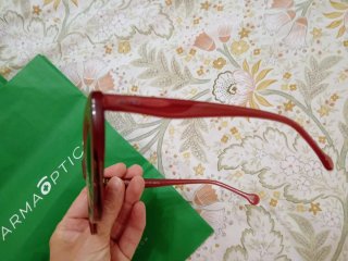 Gafas de sol marrones y rojas