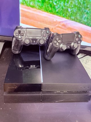 PS4 + 2 mandos + 5 juegos