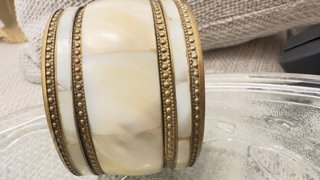 Pulsera latón dorado y nácar