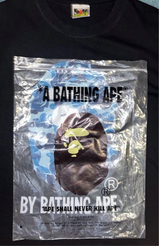 Camiseta BAPE Negra con Estampado Azul