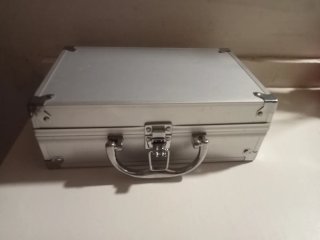 Maletín de maquillaje plateado