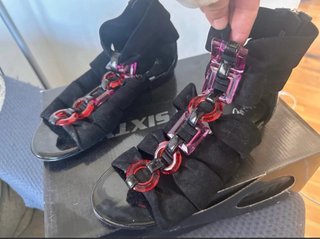 Sandalias Miss Sixty Negras con Detalles Rosas