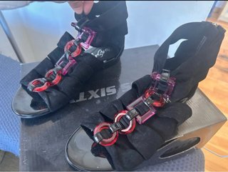 Sandalias Miss Sixty Negras con Detalles Rosas