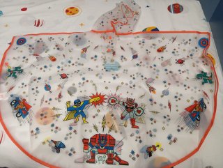 Capa de lluvia infantil espacial