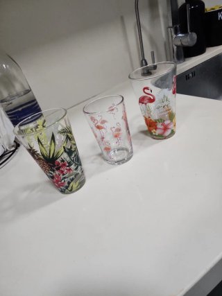 Vasos tropicales con flamencos y piñas