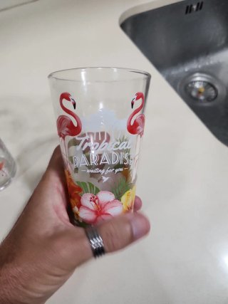 Vasos tropicales con flamencos y piñas