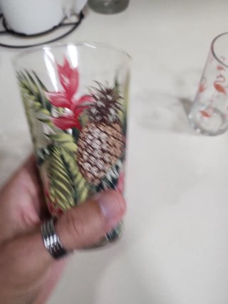 Vasos tropicales con flamencos y piñas